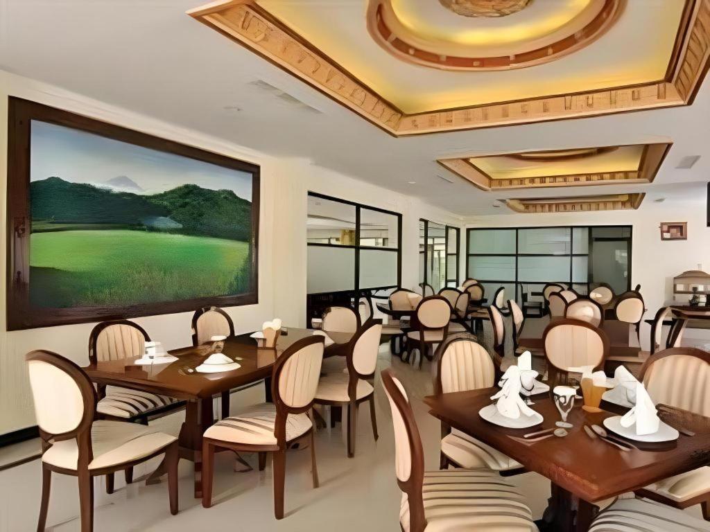 Yusro Hotel Restaurant & Convention Jombang Exterior photo