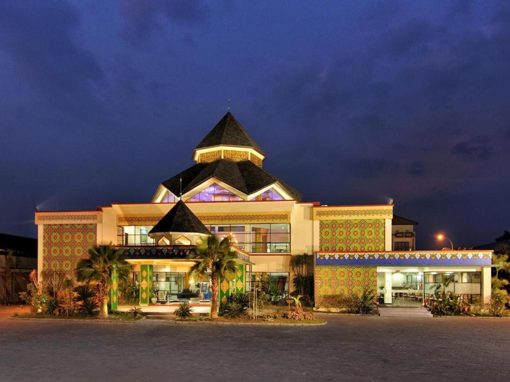 Yusro Hotel Restaurant & Convention Jombang Exterior photo