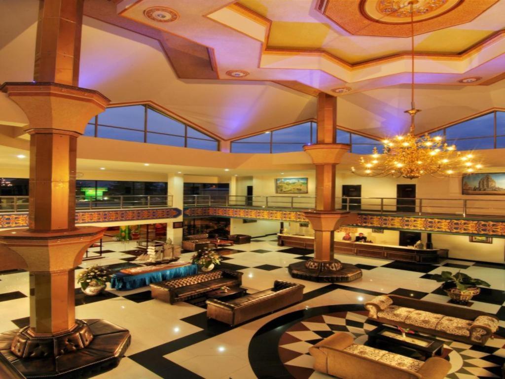 Yusro Hotel Restaurant & Convention Jombang Exterior photo