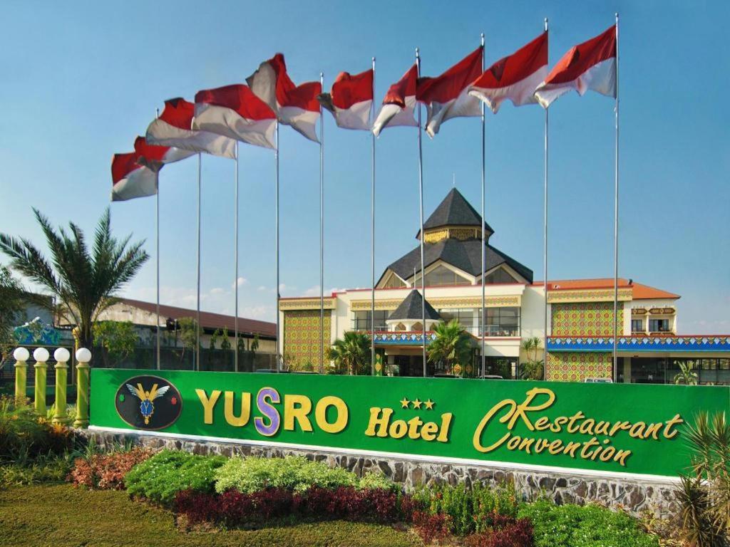 Yusro Hotel Restaurant & Convention Jombang Exterior photo