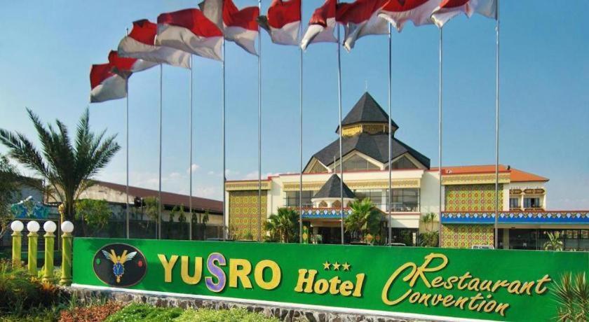Yusro Hotel Restaurant & Convention Jombang Exterior photo