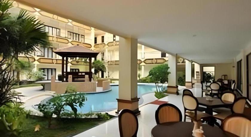 Yusro Hotel Restaurant & Convention Jombang Exterior photo
